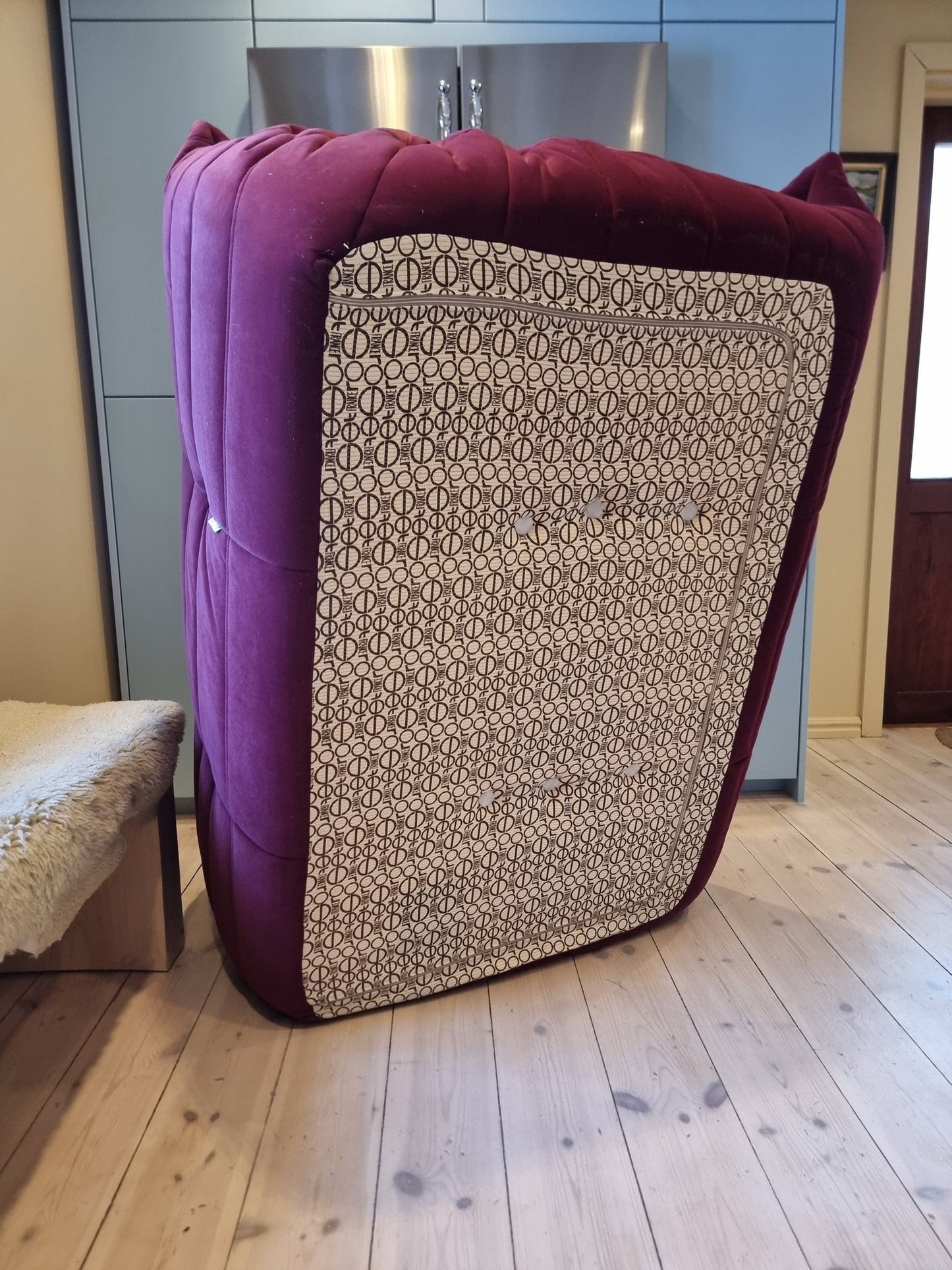 Ligne Roset Togo Soffa 2 sits