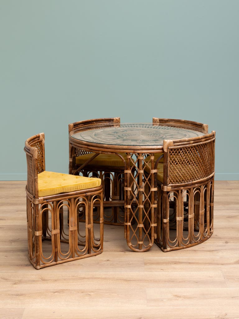 Ratan Round table & 4 chairs with cushion