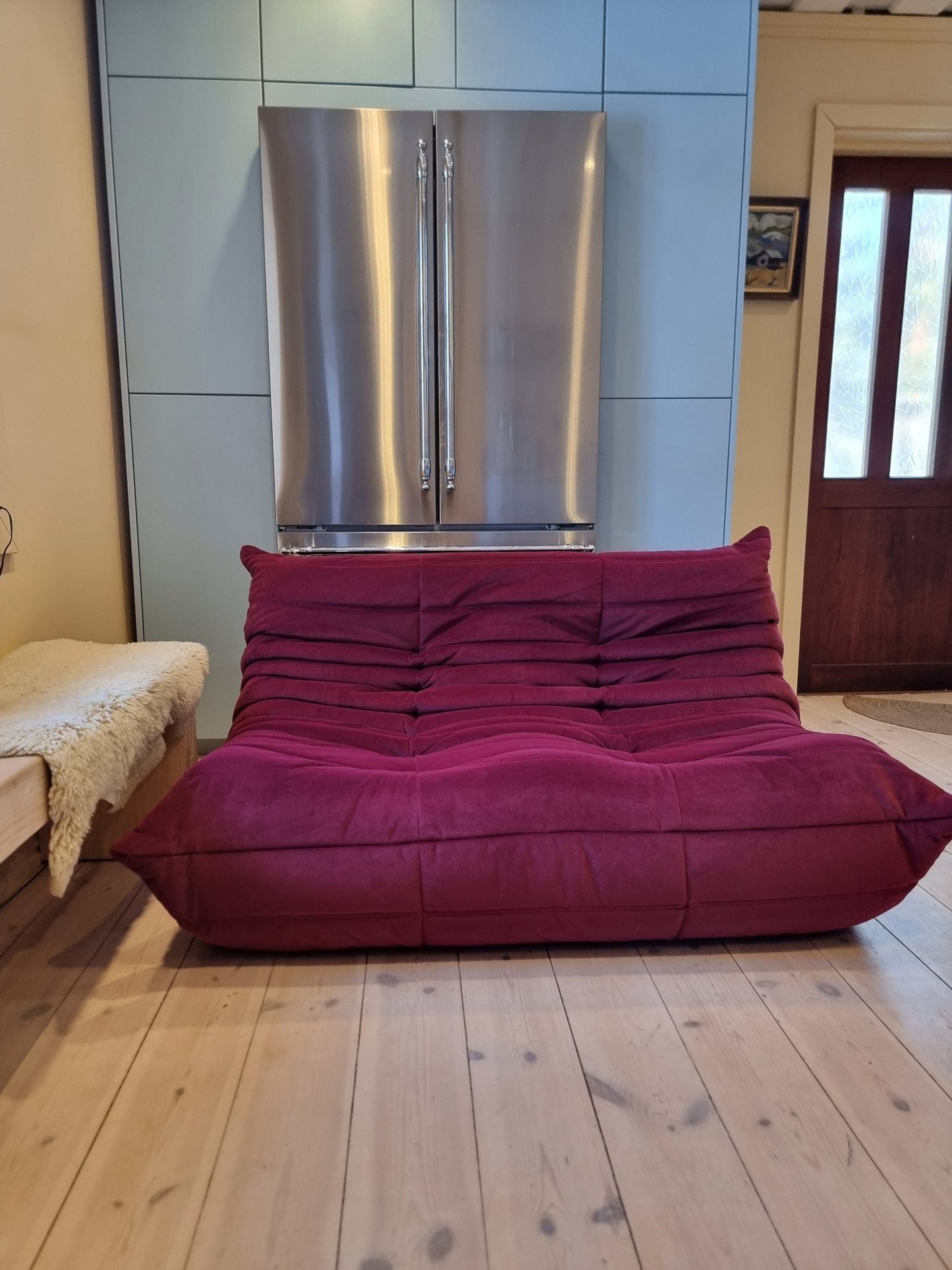Ligne Roset Togo Soffa 2 sits