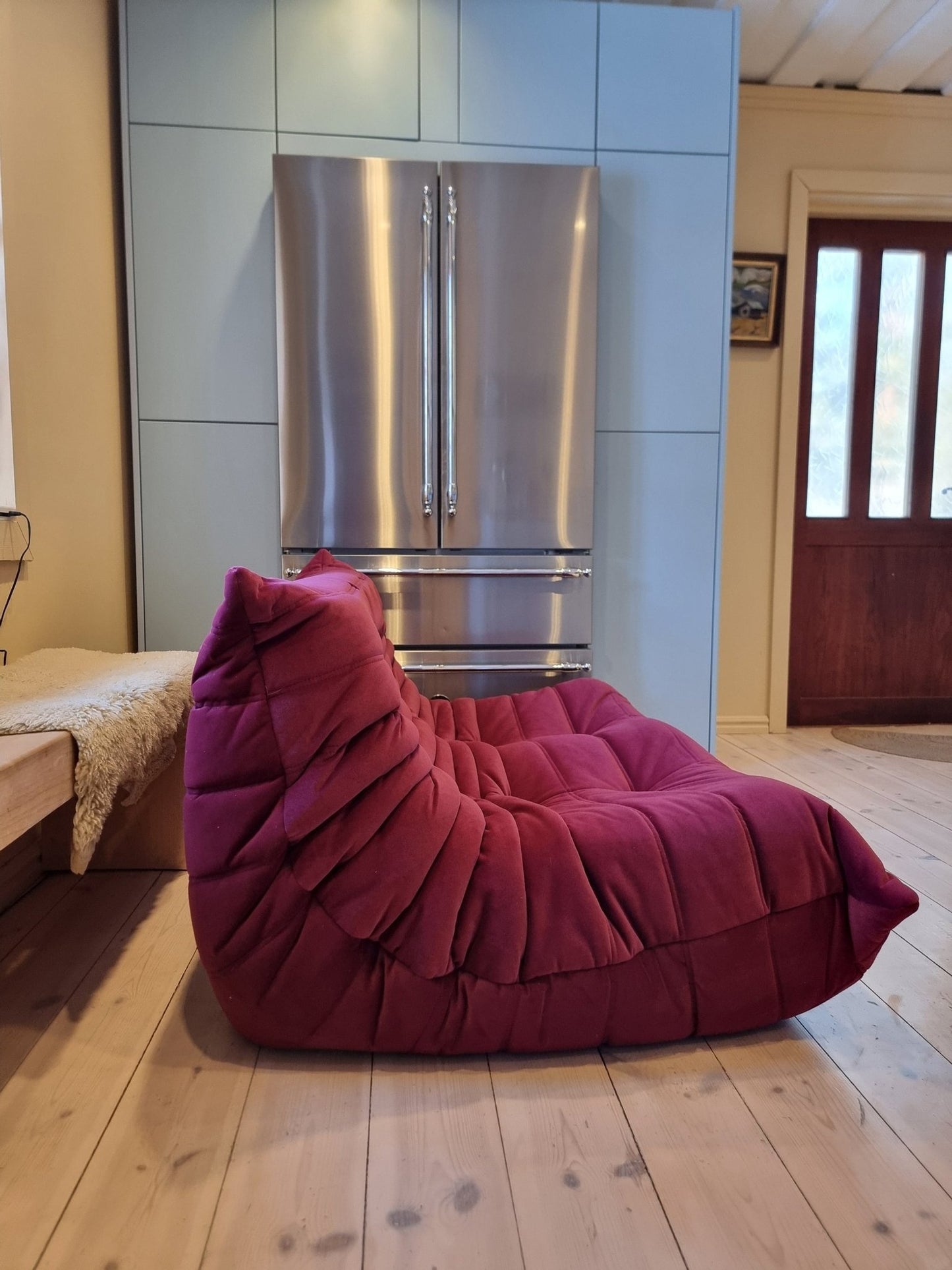 Ligne Roset Togo Soffa 2 sits