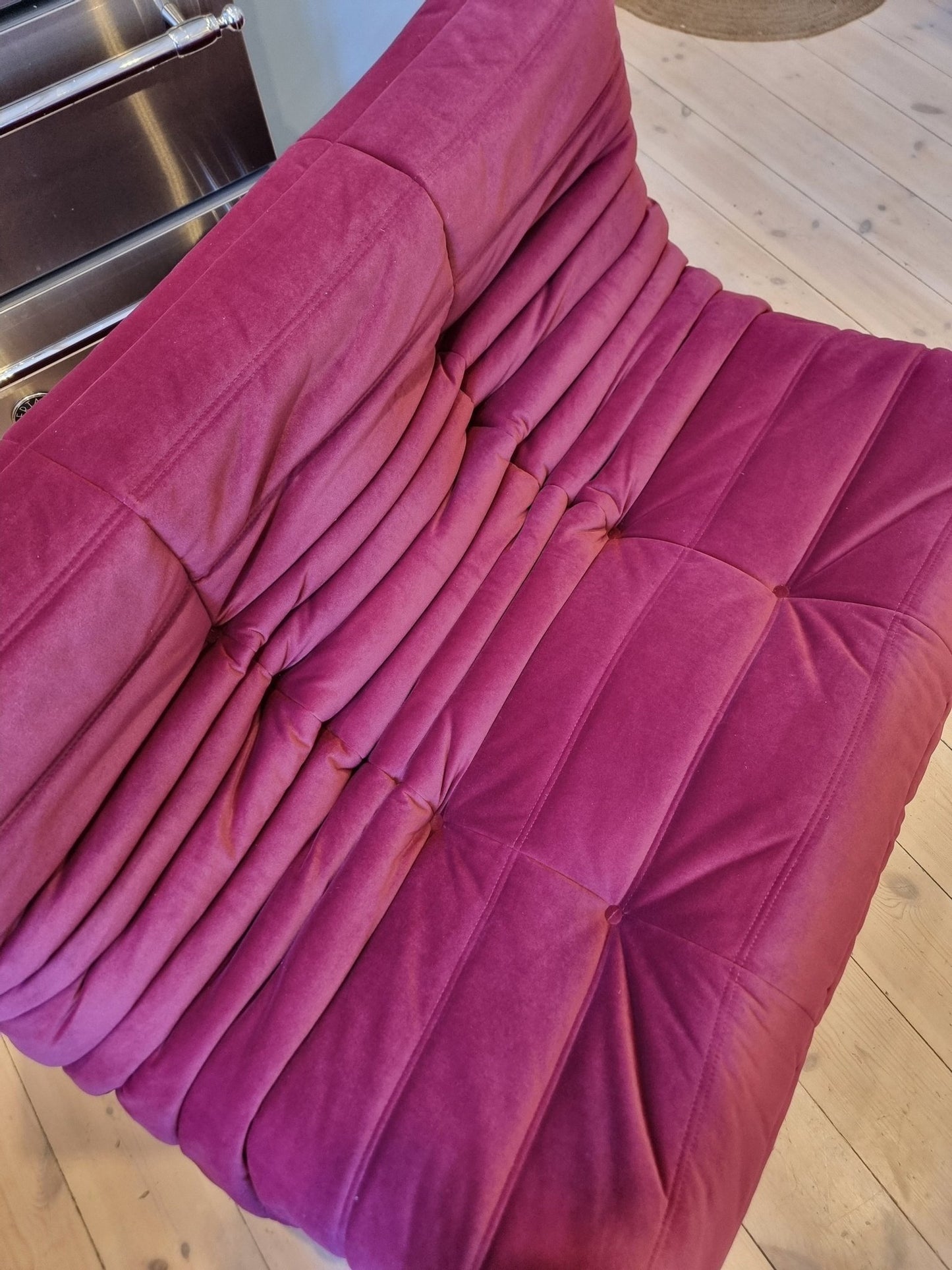 Ligne Roset Togo Soffa 2 sits