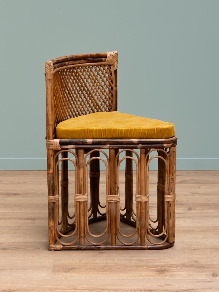 Ratan Round table & 4 chairs with cushion